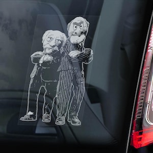 Op de afbeelding: Een witte vinyl sticker met een gedetailleerde lijntekening van twee oudere mannen die zij aan zij staan met hun armen over elkaar. De figuren dragen formele pakken, waarvan één met een krijtstreepjasje en beide dragen een stropdas.