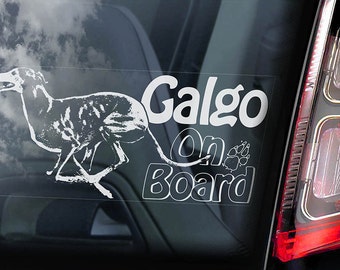 Może przedstawiać: Biała naklejka winylowa na szybie samochodu z sylwetką biegnącego chartu i tekstem "Galgo On Board" z odciskiem łapy.