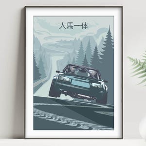 Puede incluir: Impresión artística enmarcada que representa un coche deportivo verde azulado en una carretera sinuosa a través de un bosque. La obra de arte tiene un estilo minimalista con texto japonés en la parte superior. El coche es el punto focal, con huellas de neumáticos visibles.