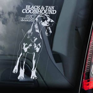 ブラック＆タン・クーンハウンドが乗っている - 車の窓用ステッカー - ハウンド・ドッグの看板デカールアートギフト - V01