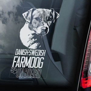Könnte beinhalten: Weißer Autoaufkleber für die Fensterscheibe mit einer Schwarzweißillustration eines Dänisch-Schwedischen Farmhundes. Der Text lautet "Danish-Swedish Farmdog Onboard".