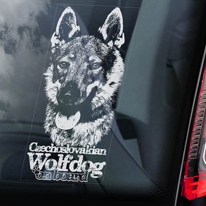 Può includere: Adesivo per finestrino di auto bianco con un'immagine in bianco e nero della testa di un lupo cecoslovacco e il testo "Czechoslovakian Wolfdog on board".