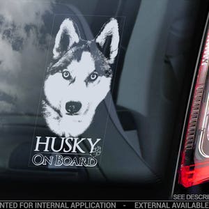 ハスキーが乗っている - 車の窓用ステッカー - シベリアンハスキーそり犬サインデカール - V03