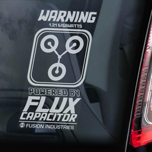 Drivs av FLUX CAPACITOR Bilklistermärke, Tillbaka till framtiden fönsterdekal stötfångarskylt DMC DeLorean -V4BW
