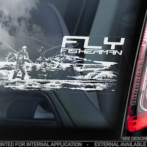 Puede incluir: Una calcomanía de vinilo blanco con una silueta de un pescador con mosca lanzando una línea. El texto "FLY FISHERMAN" está por encima de la imagen.