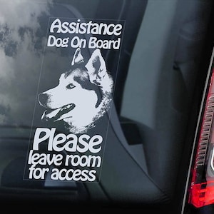 Può includere: Adesivo bianco con testo nero e un'immagine in bianco e nero di un cane. Il testo recita "Assistance Dog On Board Please leave room for access".