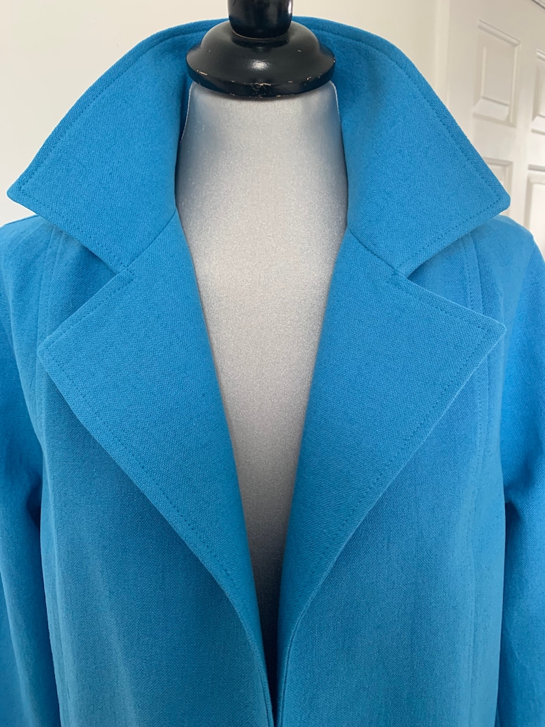 Spring linencotton 34 jacket beautifully shaped to be worn casual or for special occasions. collared and with deep pockets