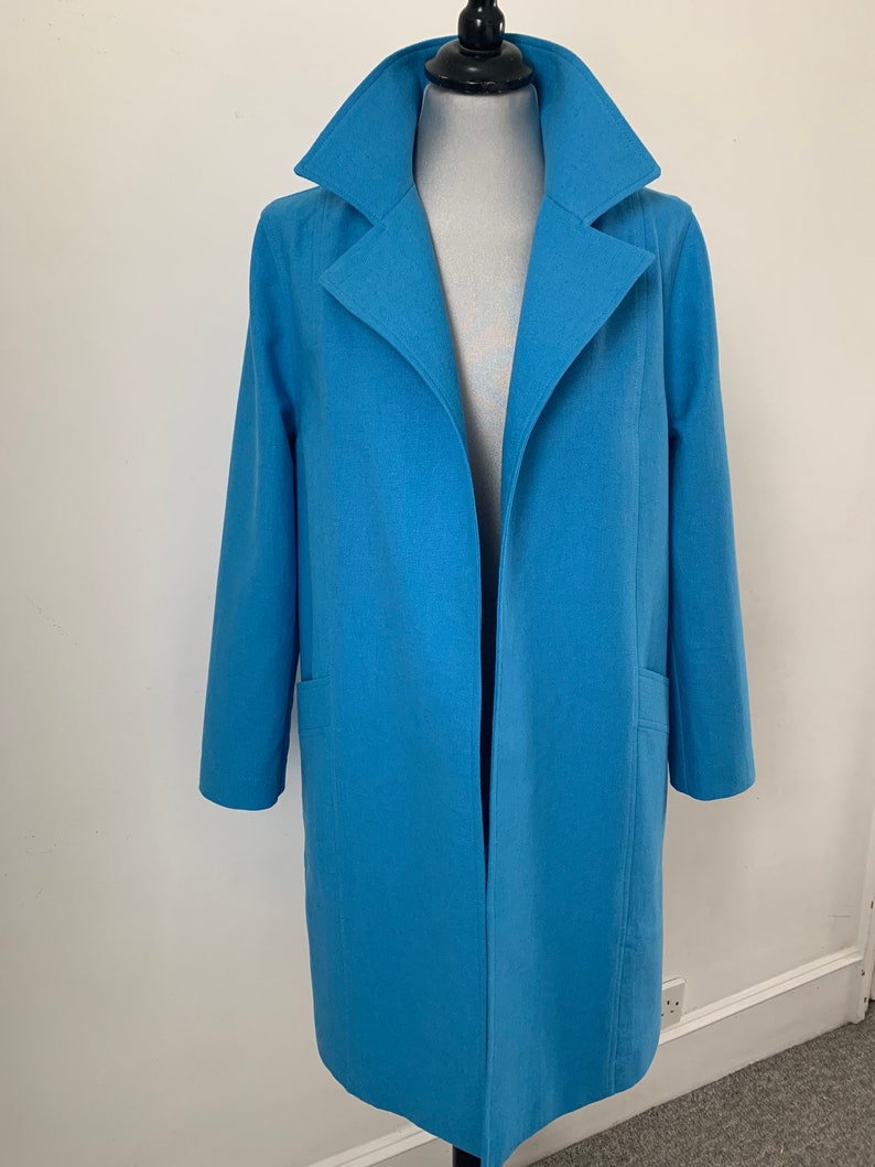 Spring linencotton 34 jacket beautifully shaped to be worn casual or for special occasions. collared and with deep pockets