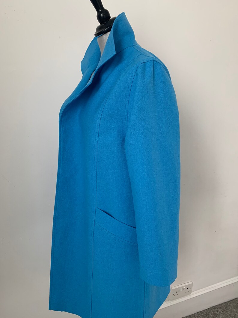 Spring linencotton 34 jacket beautifully shaped to be worn casual or for special occasions. collared and with deep pockets