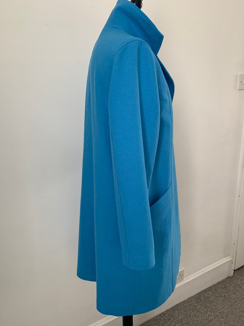 Spring linencotton 34 jacket beautifully shaped to be worn casual or for special occasions. collared and with deep pockets