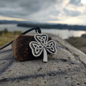Lucky Shamrock Celtic Clover necklace,Celtic Knot Shamrock pendant,Trinity Celtic Knot,Trinity Symbol,St Patrick&#39;s Day,Celtic Triskelion