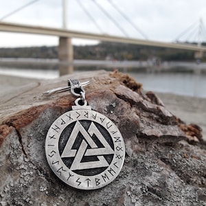 Amuleto vikingo Valknut con collar y llavero con alfabeto rúnico, mitología nórdica antigua, letra rúnica de Odín, triángulo Valknut, joyería escandinava