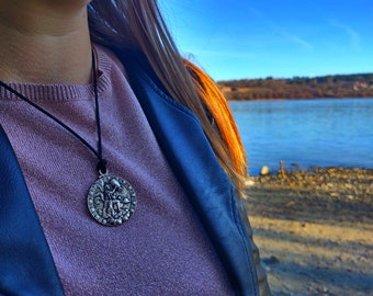 Collar con el signo zodiacal Acuario, colgante con el horóscopo Acuario, símbolo astrológico del glifo Urano, joyería con el signo del horóscopo Acuario Aguador.