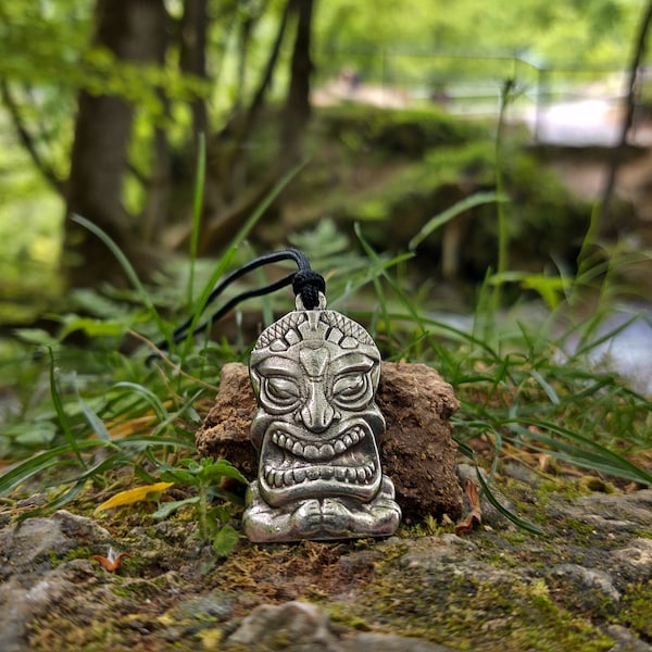 Pendentif en métal masque totem tiki tribal, talisman de protection hawaïen, bijoux masque tiki tribu maorie, dieu tiki Kanaloa, protection bonne fortune