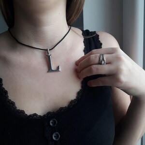 Collar con letra grande, collar personalizado, letra inicial del nombre de la persona amada, collar con monograma, Día de San Valentín, collar con inicial conmemorativa