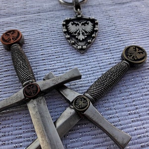 Abrecartas con forma de espada medieval antigua con el escudo de armas del águila bicéfala de la dinastía Nemanjic, abridor de sobres de Nemanjic, escudo de armas de Serbia