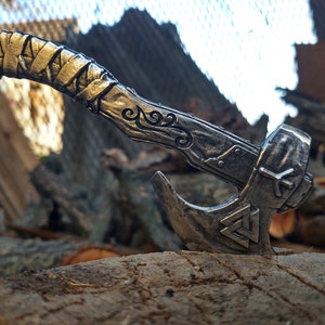 Decoración en miniatura de hacha nórdica vikinga, mini accesorios de hacha vikinga Valknut, hacha nórdica Helm of Awe, letra rúnica de Algiz Elhaz, hacha de metal de dos lados