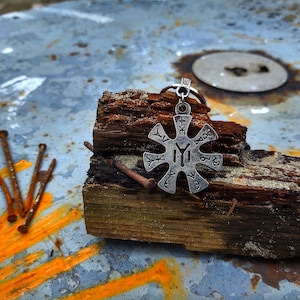 Colgante de roseta de Pliska, símbolo rúnico, amuleto místico medieval búlgaro. La roseta de la joyería de Pliska, signos en el colgante de estrella de Pliska.