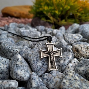 Christlicher Kreuzhalskettenanhänger, Kreuzigung von Jesus Christus, religiöses Jesuskruzifix, Malteserkreuz, christlicher Schmuck, Schutzhalskette