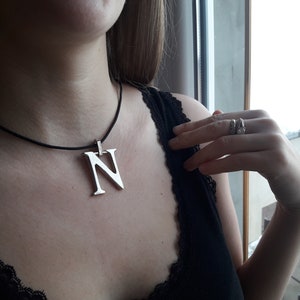 Collar con colgante de letra inicial del alfabeto, collar con monograma, letra inicial de tu verdadero amor, inicial del nombre del bebé, iniciales de personas desaparecidas