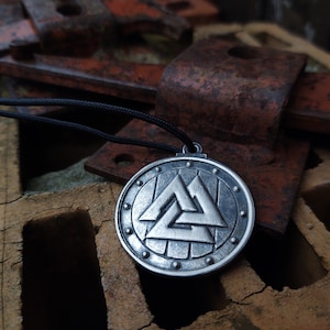 Viking Valknut shield amulet necklace ,Old Norse Mythology,Odin Shield Valknut triangle,Scandianavian jewelry,Odin Knot symbol,Norse shield