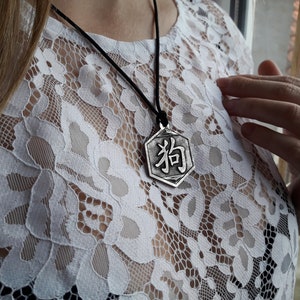 Chiński zodiak pies kanji horoskop naszyjnik wisiorek, Azjatycki horoskop naszyjnik, Chińska biżuteria pies zodiak, Zodiak w języku mandaryńskim, Jednoroczny zodiak
