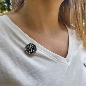 Pin con el monograma de Cristo Chi Rho, monograma cristiano de Jesucristo, pin con cristograma, broche con la cruz de Constantino, Alfa y Omega
