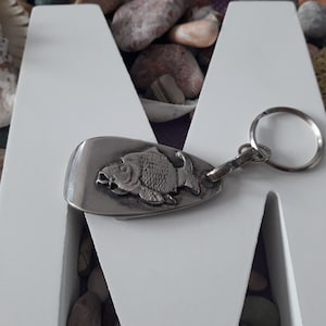 Flaschenöffner Schlüsselanhänger für Fischer mit Fisch Karpfen,Bier Flaschenöffner,Geschenk für Fischer,Hand Flaschenöffner,Camping Flaschenöffner Schlüsselanhänger