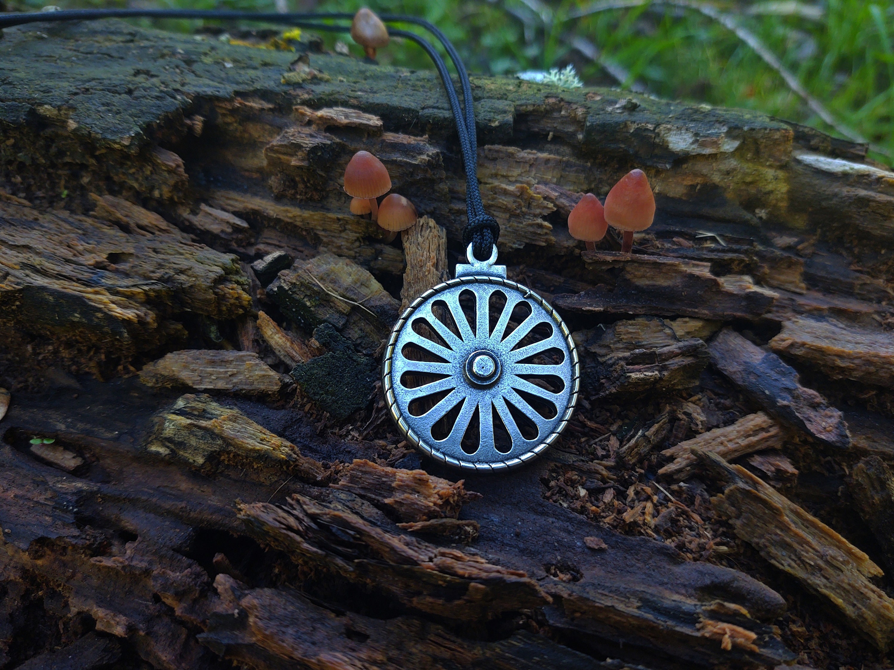 Romani Chakra Wheel Necklace Pendant Talisman,ashoka Chakra Indian Wheel  Necklace,symbol Jewelry Indian and Roma People,gypsy Wheel Pendant - Etsy  Denmark