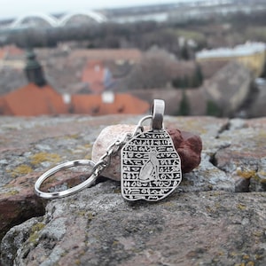 Rosetta stone ägyptische Hieroglyphenschrifthalskette und Schlüsselanhänger, alte ägyptische Hieroglyphenschriftbuchstabe auf Steinschmuck und Schlüsselanhänger