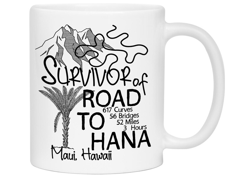 K&ouml;nnte beinhalten: Wei&szlig;e Keramiktasse mit schwarzem Grafikdesign. Das Design enth&auml;lt den Text "SURVIVOR of ROAD TO HANA" mit einem Berg, einer Palme und dem Text "617 Kurven, 56 Br&uuml;cken, 83.7 Kilometer, 3 Stunden". Die Worte "Maui, Hawaii" sind ebenfalls enthalten.