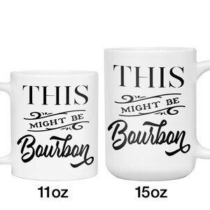 Puede incluir: Dos tazas de cer&aacute;mica blancas con texto negro "THIS MIGHT BE Bourbon". La taza m&aacute;s peque&ntilde;a es de 312 ml, y la taza m&aacute;s grande es de 425 ml. Ambas tazas tienen un asa blanca.
