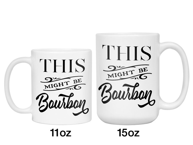 Puede incluir: Dos tazas de cer&aacute;mica blancas con texto negro "THIS MIGHT BE Bourbon". La taza m&aacute;s peque&ntilde;a es de 312 ml, y la taza m&aacute;s grande es de 425 ml. Ambas tazas tienen un asa blanca.