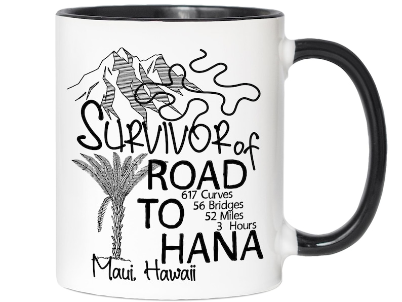 K&ouml;nnte beinhalten: Wei&szlig;er Keramikbecher mit schwarzem Griff und Rand, mit dem Text "Survivor of Road to Hana" und einer Illustration von Berg und Palme. Enth&auml;lt den Text "Maui, Hawaii".
