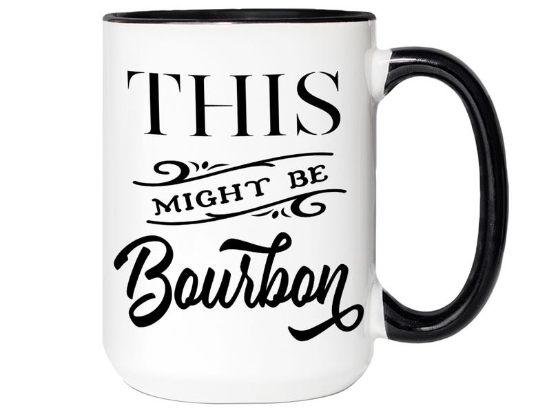 Puede incluir: Taza de cer&aacute;mica blanca con asa y borde negros. La taza presenta el texto "THIS MIGHT BE Bourbon" en letras negras y estilizadas. Un art&iacute;culo decorativo para la cocina o el bar.