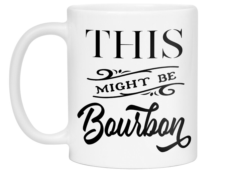 Puede incluir: Taza de cer&aacute;mica blanca con el texto "THIS MIGHT BE Bourbon" en negro. La taza tiene un asa curva y un dise&ntilde;o sencillo, ideal para caf&eacute; o t&eacute;.