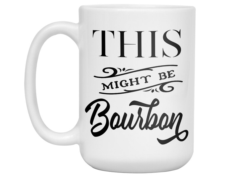 Puede incluir: Taza de cer&aacute;mica blanca con un asa grande. La taza presenta el texto "THIS MIGHT BE Bourbon" en negro, con letras estilizadas. El dise&ntilde;o incluye adornos decorativos encima y debajo de la palabra "might".