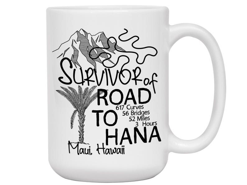 K&ouml;nnte beinhalten: Wei&szlig;e Keramiktasse mit schwarzem Grafikdesign. Das Design enth&auml;lt den Text "Survivor of Road to Hana" mit Details zu Kurven, Br&uuml;cken und Entfernung der Stra&szlig;e. Ein Berg und eine Palme sind ebenfalls abgebildet.