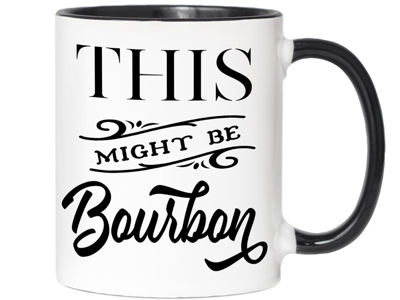 Puede incluir: Taza de cer&aacute;mica blanca con asa y borde negros. La taza presenta el texto "THIS MIGHT BE Bourbon" en negro, con letras estilizadas. Una l&iacute;nea decorativa se encuentra entre "THIS" y "Bourbon".