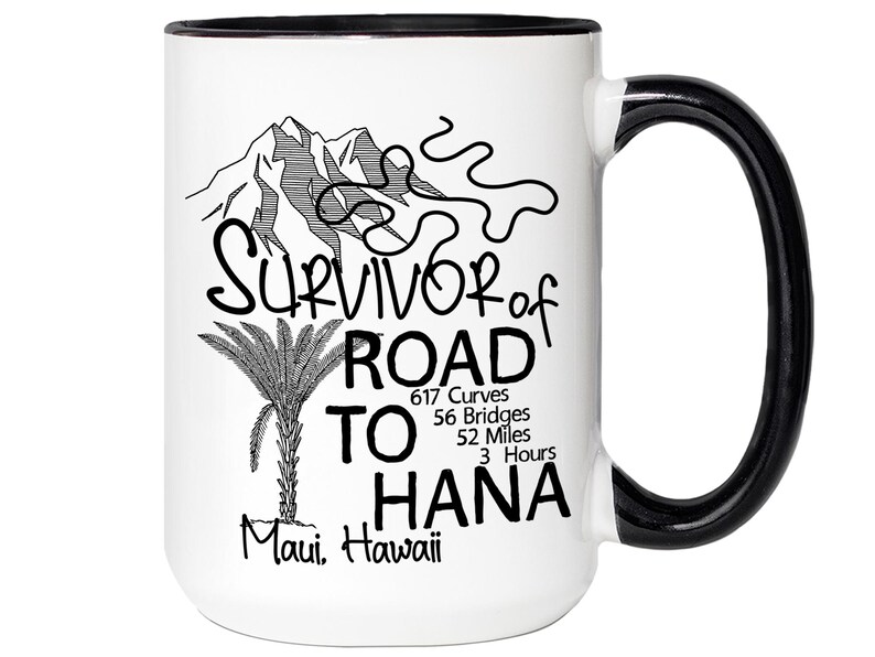 K&ouml;nnte beinhalten: Wei&szlig;er Keramikbecher mit schwarzem Henkel und Rand. Der Becher zeigt eine schwarz-wei&szlig;e Grafik von Bergen, einer Palme und dem Text "Survivor of Road to Hana, Maui, Hawaii". Enth&auml;lt Statistiken &uuml;ber die Stra&szlig;e.