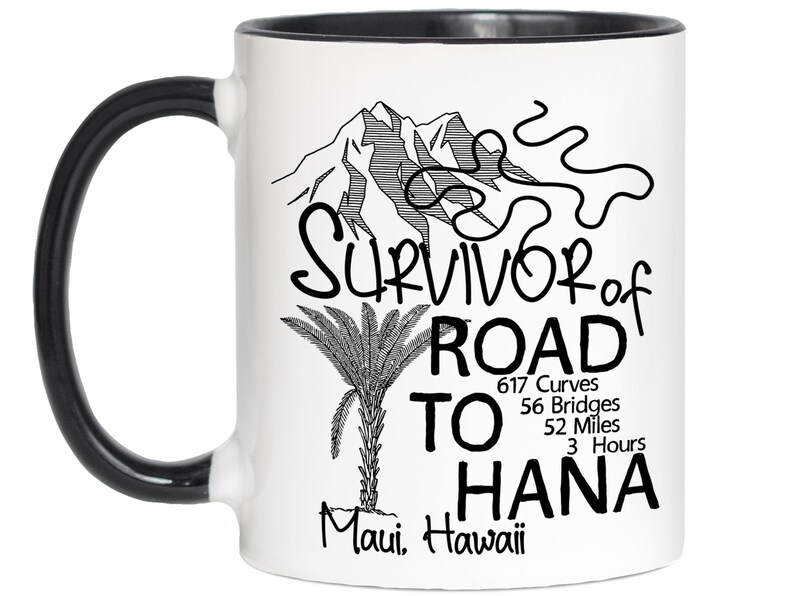 K&ouml;nnte beinhalten: Wei&szlig;er Keramikbecher mit schwarzem Griff und Rand. Der Becher zeigt eine schwarz-wei&szlig;e Grafik eines Berges, einer Palme und den Text "Survivor of Road to Hana, Maui, Hawaii". Der Text enth&auml;lt die Anzahl der Kurven, Br&uuml;cken, Meilen und Stunden.