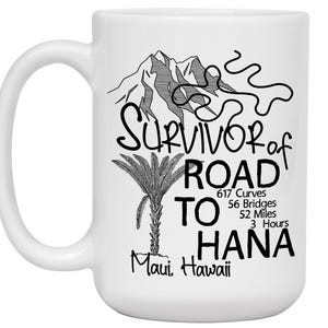K&ouml;nnte beinhalten: Wei&szlig;e Keramiktasse mit schwarzem Grafikdesign. Das Design zeigt einen Berg, eine Palme und den Text "SURVIVOR of ROAD TO HANA" mit Details zu Kurven, Br&uuml;cken und Entfernung der Stra&szlig;e. Der Text "Maui, Hawaii" ist ebenfalls enthalten.
