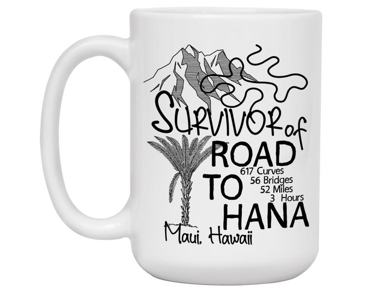 K&ouml;nnte beinhalten: Wei&szlig;e Keramiktasse mit schwarzem Grafikdesign. Das Design zeigt einen Berg, eine Palme und den Text "SURVIVOR of ROAD TO HANA" mit Details zu Kurven, Br&uuml;cken und Entfernung der Stra&szlig;e. Der Text "Maui, Hawaii" ist ebenfalls enthalten.