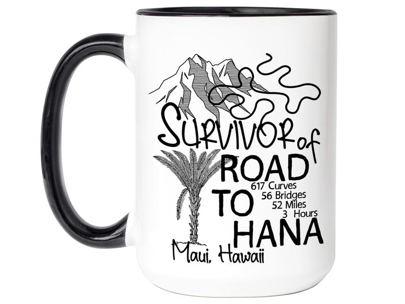 K&ouml;nnte beinhalten: Wei&szlig;er Keramikbecher mit schwarzem Henkel und Rand. Der Becher hat ein schwarz-wei&szlig;es Design mit dem Text "Survivor of Road to Hana" und enth&auml;lt eine Bergillustration, eine Palme und Statistiken &uuml;ber die Stra&szlig;e.