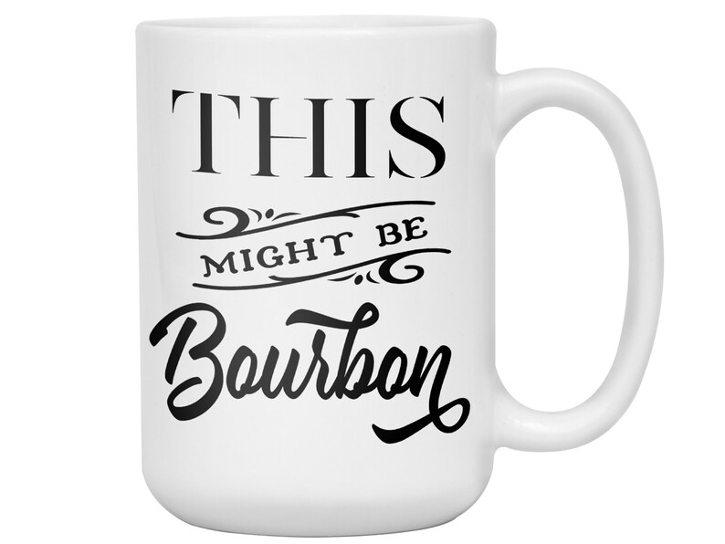 Puede incluir: Taza de cer&aacute;mica blanca con asa curvada. La taza presenta el texto "THIS MIGHT BE Bourbon" en negro, con letras estilizadas. La taza est&aacute; dise&ntilde;ada para bebidas y es adecuada para uso dom&eacute;stico o de oficina.