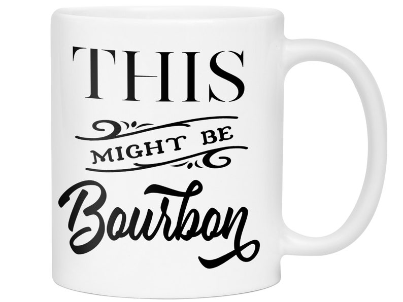 Puede incluir: Taza de cer&aacute;mica blanca con el texto "THIS MIGHT BE Bourbon" en negro. La taza tiene un asa curvada y un dise&ntilde;o sencillo y limpio. Ideal para caf&eacute;, t&eacute; o cualquier bebida.