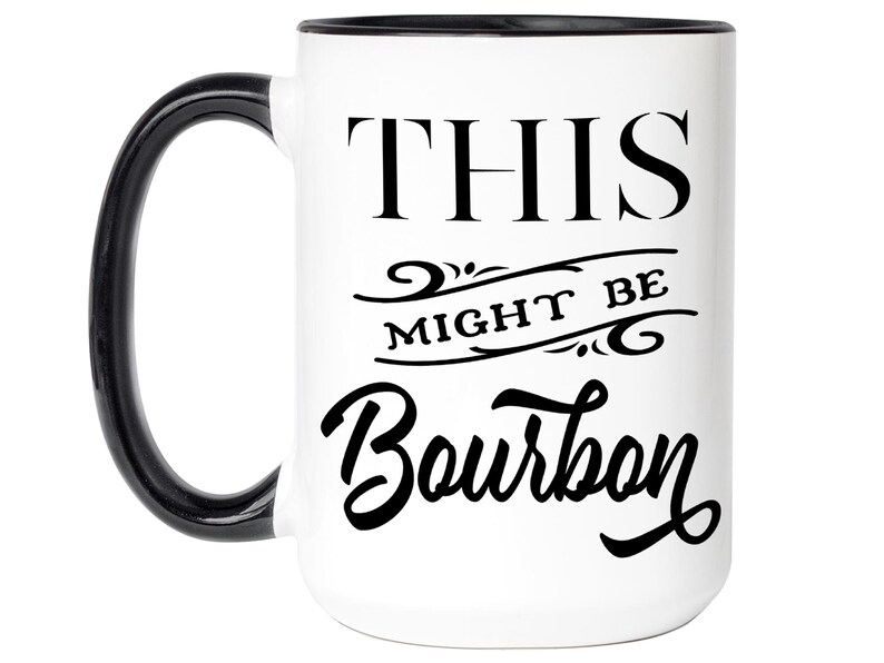Puede incluir: Taza de cer&aacute;mica blanca con asa y borde negros. La taza presenta el texto "THIS MIGHT BE Bourbon" en letras negras. Un art&iacute;culo divertido para caf&eacute; o t&eacute;.