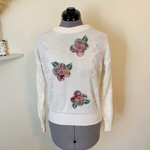 Vintage 80s Cottage Core Flower Appliqué White Pullover Sweater Size Medium