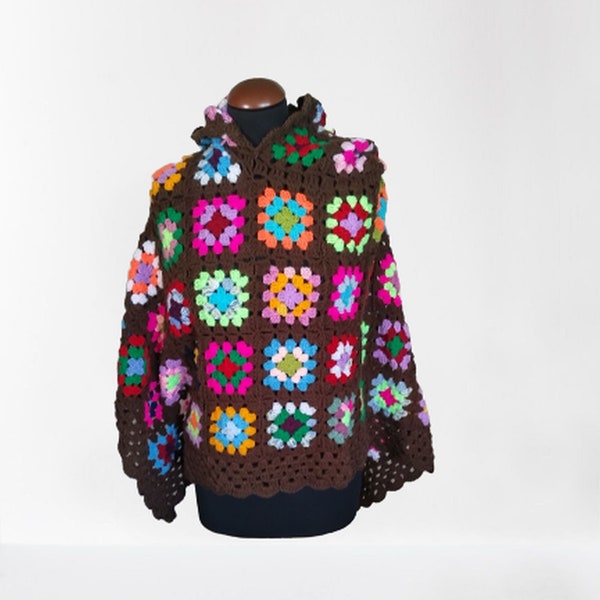 Hippie Poncho Wolle bunt mit Kapuze für junge Mädchen, Boho Überwurf, warmer Umhang bunt, Poncho gehäkelt, Granny Square warme Wintermode