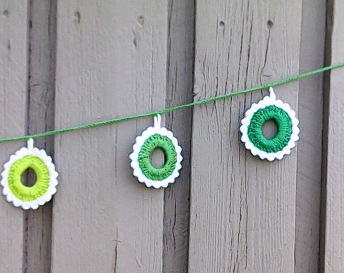 Green garland crochet St. Patrick's Day party decoration crochet, decorative green bunting, light green and green circles with white border